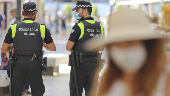 Dos agentes de la Policía Local de Málaga.