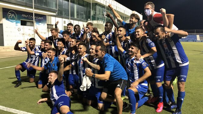 Los jugadores del Lorca Deportiva celebran el ascenso en el Pinatar Arena.