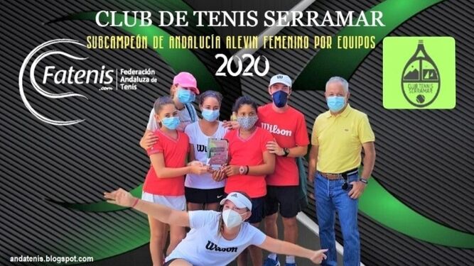 Las jugadoras del Serramar, con el trofeo.