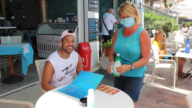 Un cliente consumiendo en la terraza de un bar especializado en la cocina inglesa en Marbella.