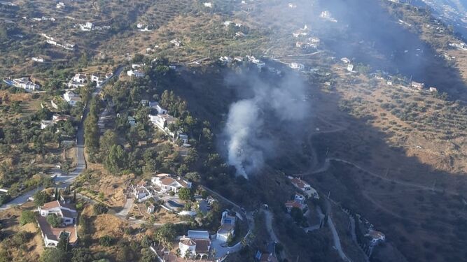 Incendio controlado en Sayalonga