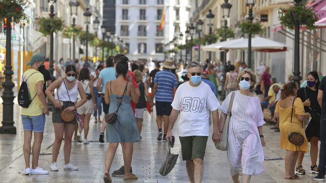 Personas con mascarilla en el centro de Málaga.