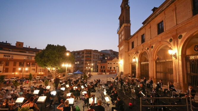Concierto de la Orquesta Filarmónica de Málaga, este viernes, en la plaza del Santuario de la Victoria.