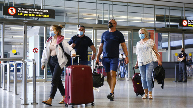 Un grupo de viajeros en la terminal de llegadas del aeropuerto de Málaga este 1 de agosto.
