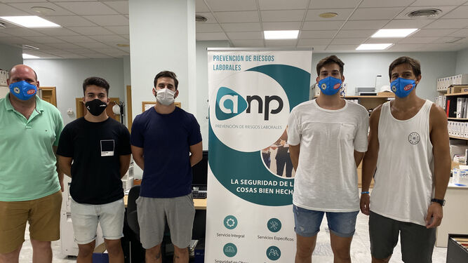 Los jugadores del Trops Málaga Carrión, García Portela, Khar y Vidal antes de pasar los test del coronavirus.