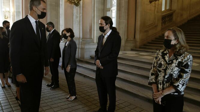 Pablo Iglesias, entre Carmen Calvo y Nadia Calviño, saluda a Felipe VI en el Palacio Real en el homenaje a las víctimas del Covid-19.