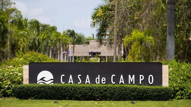 Acceso al complejo Casa de Campo de República Dominicana.
