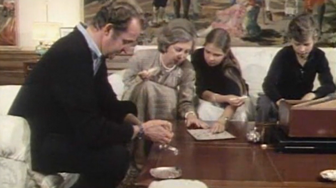 Una imagen del documental de 1980 de la BBC. Don Juan Carlos y su familia juegan al scrabble
