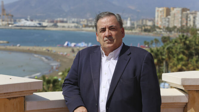 Teófilo Ruiz posa en la terraza de la sede de la Subdelegación del Gobierno en Málaga.
