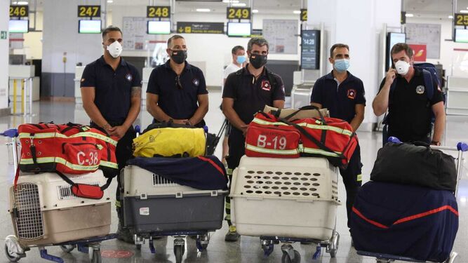 Los bomberos, con sus perros ya en los transportines, momentos antes de volar hacia Beirut.
