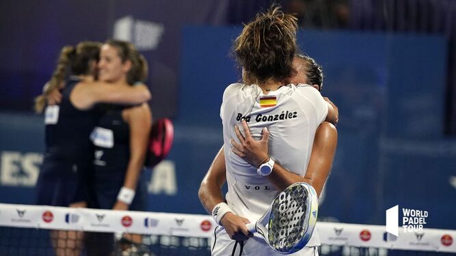 Bea González y Marta Ortega se abrazan después de sellar su pase a la final del Adeslas Open.