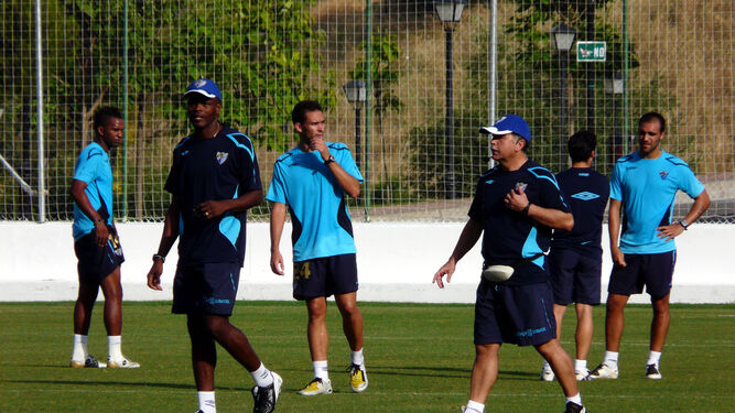 Tapia, junto a Dely Valdés en Benahavís en 2008 con Hélder, Lolo y Gámez detrás.