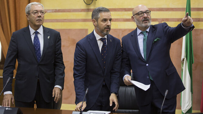 Rogelio Velasco, Juan Bravo y Alejandro Hernández, en en Parlamento.
