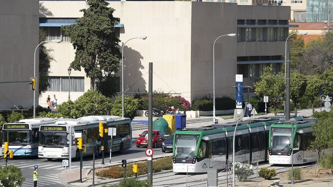 Dos trenes del Metro y dos autobuses de la EMT, en la Universidad de Málaga.