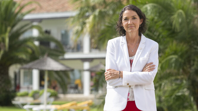 La ministra de Turismo, en los jardines del Parador de Golf de Guadalmar.