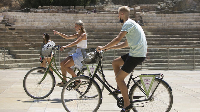 Jóvenes en bicicleta por el centro de Málaga.