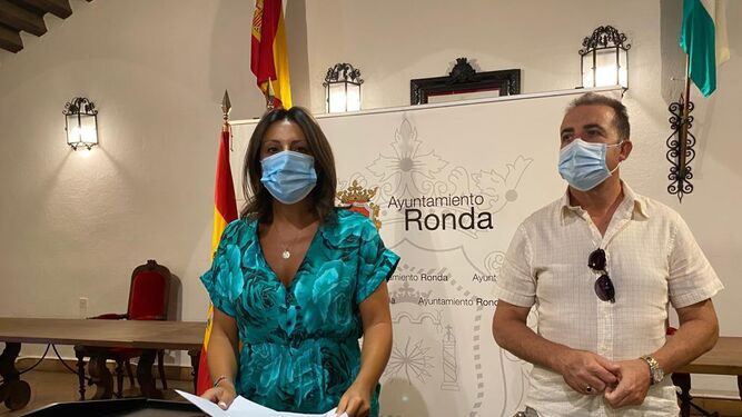 La alcaldesa de Ronda junto al delegado municipal de Pedanías
