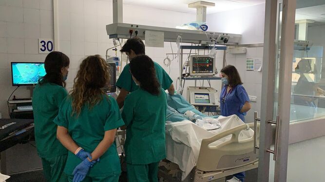 Profesinales atienden a un paciente en UCI del Hospital Regional.