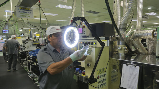 Empleados de Fujitsu en la fábrica de Málaga en una imagen tomada antes del estado de alarma.
