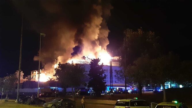Fotos del incendio en un hotel de Marbella, que ha obligado a su desalojo