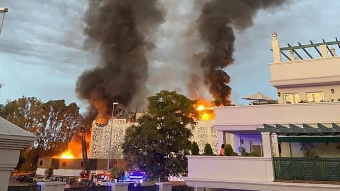 Fotos del incendio en un hotel de Marbella, que ha obligado a su desalojo