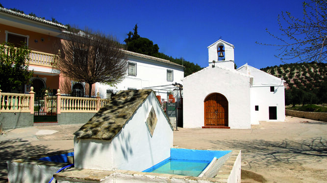 En Villanueva de Algaidas se encuentra la humilde ermita de la Virgen del Socorro.