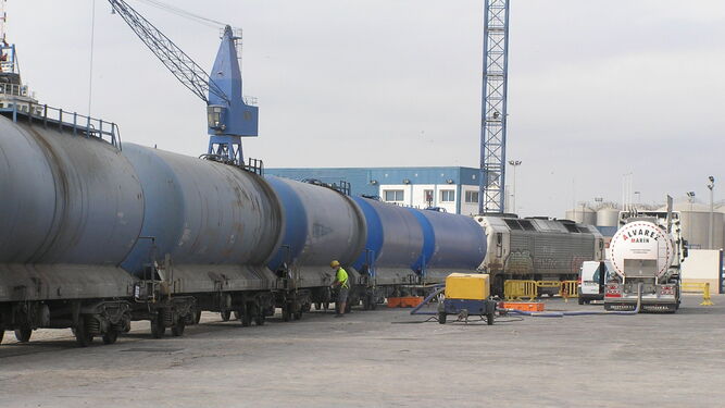 Carga de aceite en vagones realizada ayer por camiones cisterna en el muelle 4.