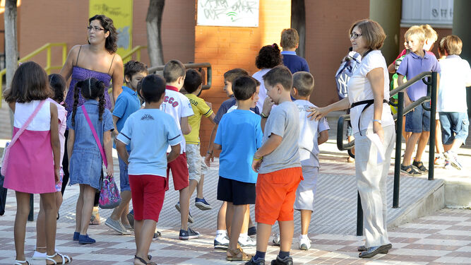 Un grupo de niños antes de entrar en un colegio.