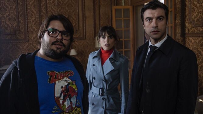Brays Efe, Verónica Echegui y Javier Rey en 'Orígenes secretos' (Netflix).