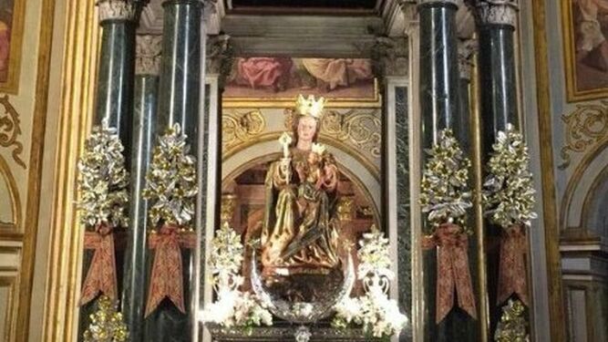 Santa María de la Victoria, patrona de Málaga, ya preside el altar mayor de la Catedral