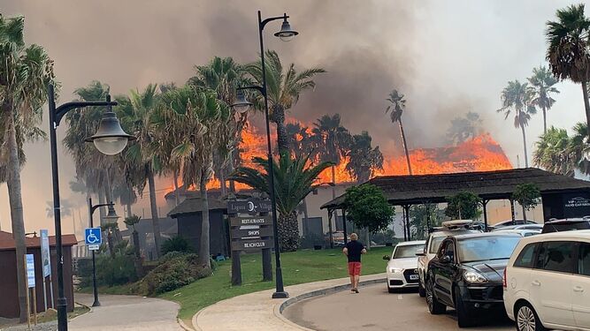 El complejo Laguna Village en Estepona en llamas