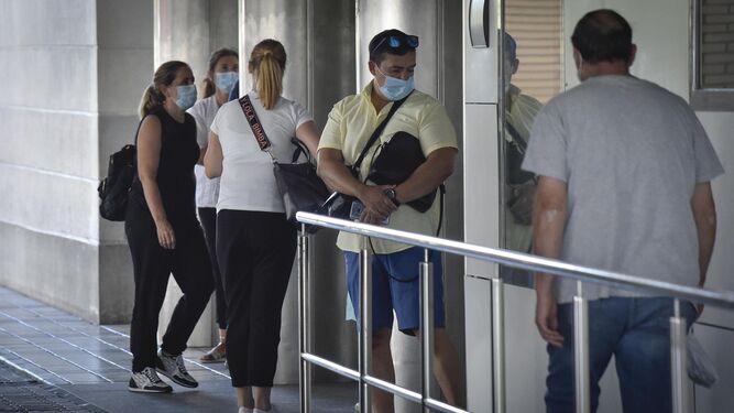 Varias personas entran por las puertas de las Urgencias del Hospital Virgen Macarena.