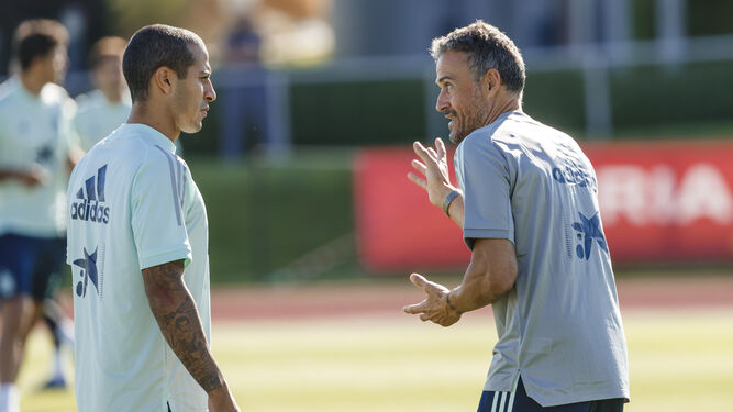 Luis Enrique conversa con Thiago durante el entrenamiento.