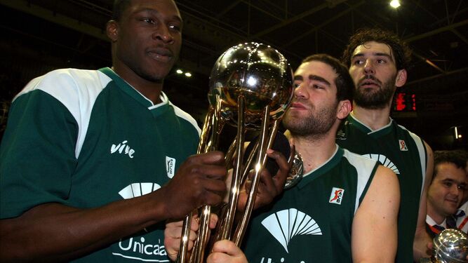 Flo Pietrus, junto a Cabezas y Garbajosa, con el título de campeón de la Copa del Rey.