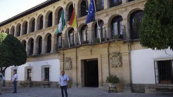 Entrada al edificio principal del Ayuntamiento de Ronda.