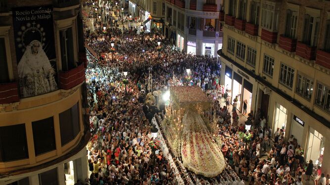 Lleno en calle Larios en la coronación de la Virgen del Rocío.