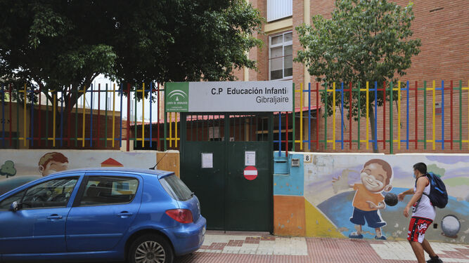La puerta del centro de educación infantil Gibraljaire en Málaga.