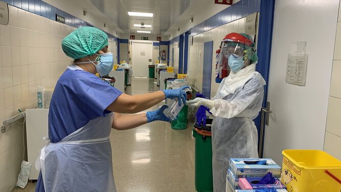 Personal del Hospital Universitario de Málaga se higieniza las manos con gel hidroalcohólico