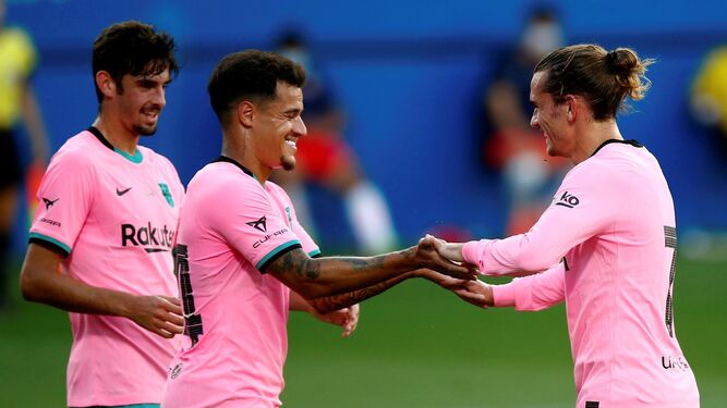 Trincao, Coutinho y Griezmann, tras el gol del brasileño para los de Koeman
