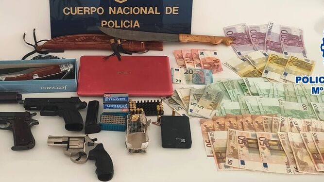 Armas incautadas en un club de alterne en Vélez-Málaga