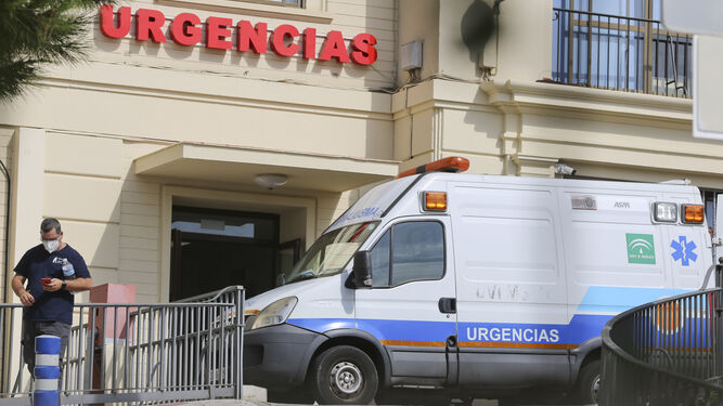 Una ambulancia en el Hospital Regional de Málaga.