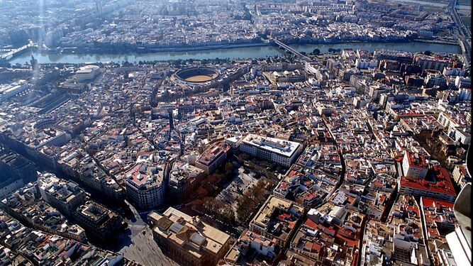 Vista aéra del centro histórico de Sevilla y Triana.