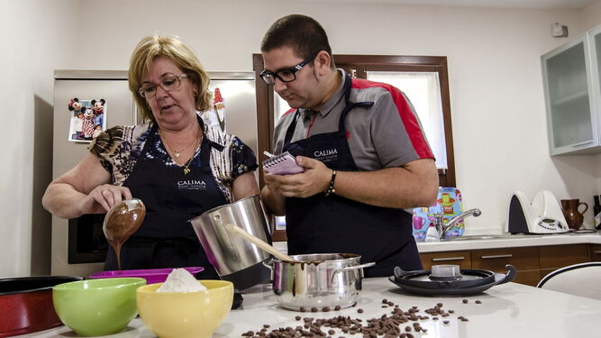 Dani García, cocinando junto a su madre, Isabel Reinaldo.