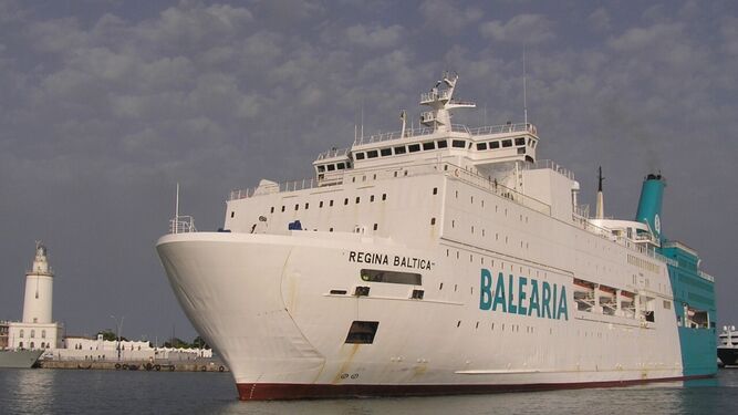 El ferry ‘Regina Báltica’ entrando en el puerto de Málaga.