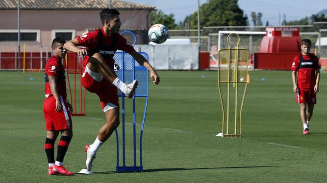Pablo Chavarría controla un balón en un entrenamiento del Mallorca.