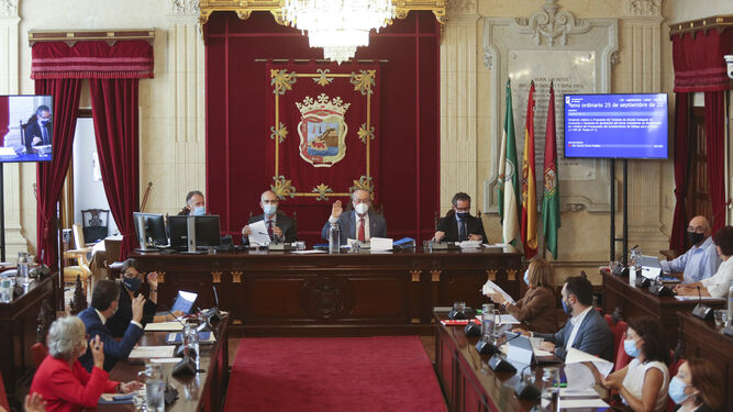 Vista general del Pleno del Ayuntamiento de Málaga, celebrado este viernes.