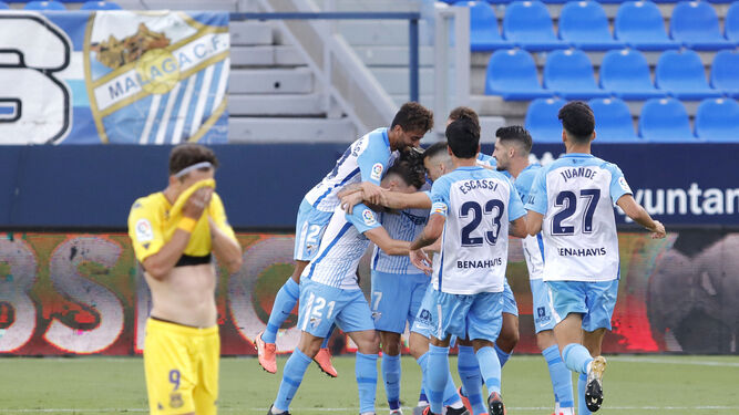El Málaga celebra el gol.