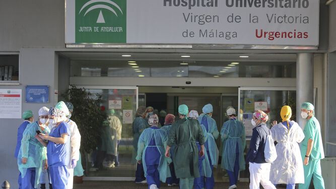 Personal sanitario en el acceso a las Urgencias del Hospital Virgen de la Victoria.