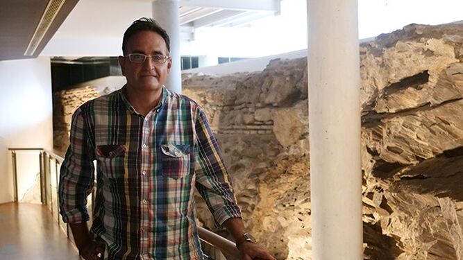 El profesor del área de Prehistoria de la UMA José Suárez en la sala de la Muralla del Rectorado.
