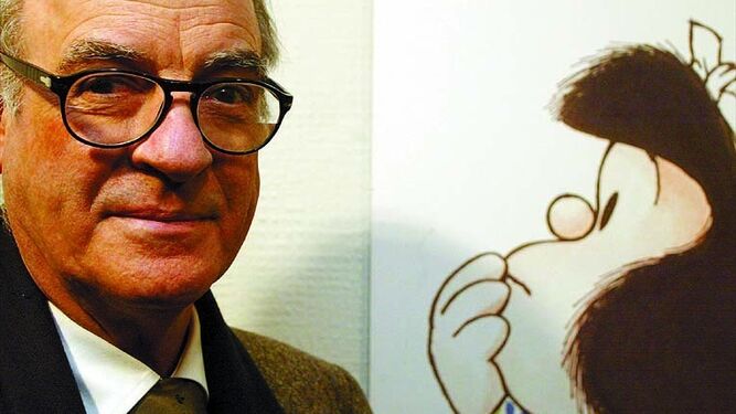 El dibujante y humorista gráfico Quino junto a un dibujo de Mafalda, la criatura que le dio fama mundial.